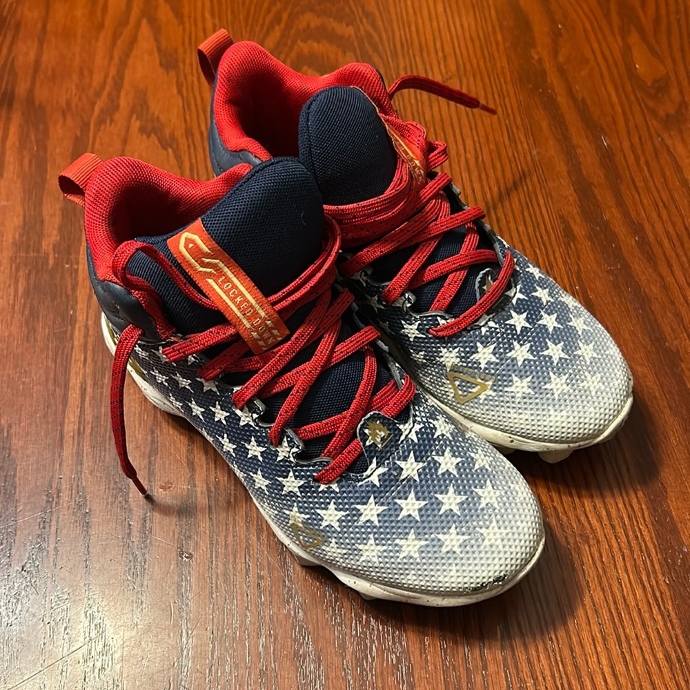 Under Armour youth boys size 3.5 baseball molded cleats